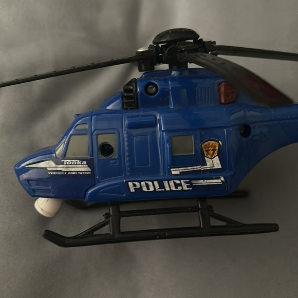 Tonka helicopter lights up and makes helicopter sounds and 2 fire trucks - Picture 7 of 9